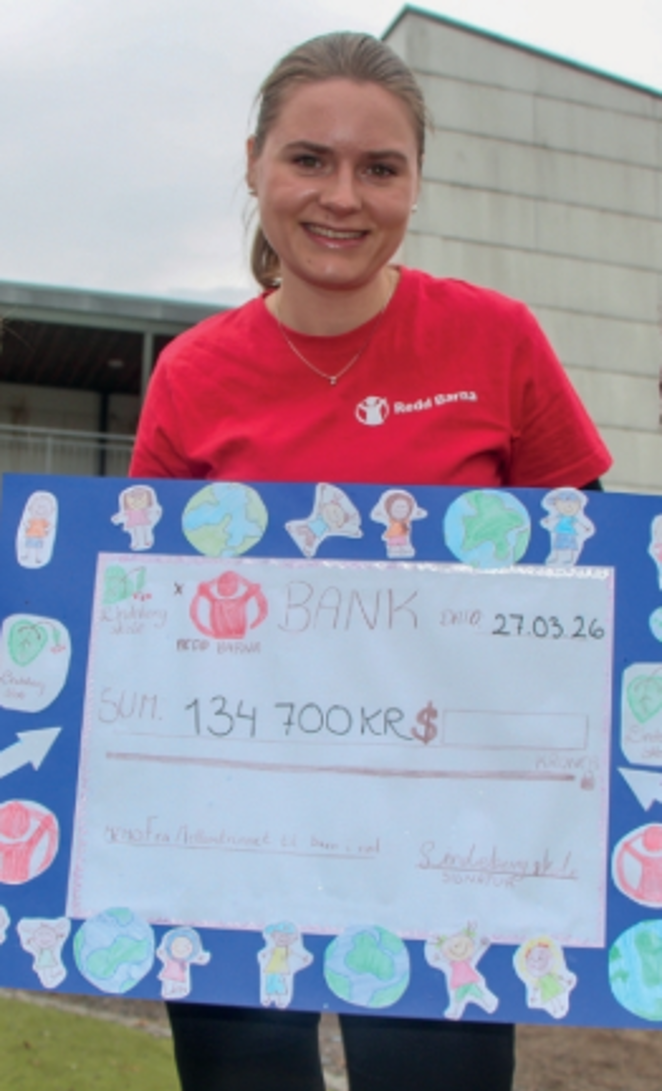 en person som holder et skilt