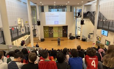 en gruppe mennesker som ser på en person på en scene