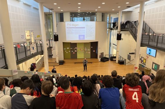 en gruppe mennesker som ser på en person på en scene