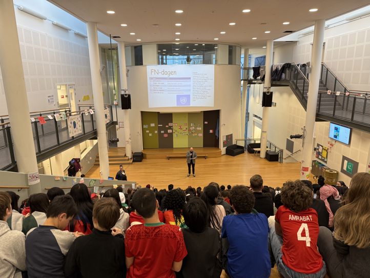 en gruppe mennesker som ser på en person på en scene