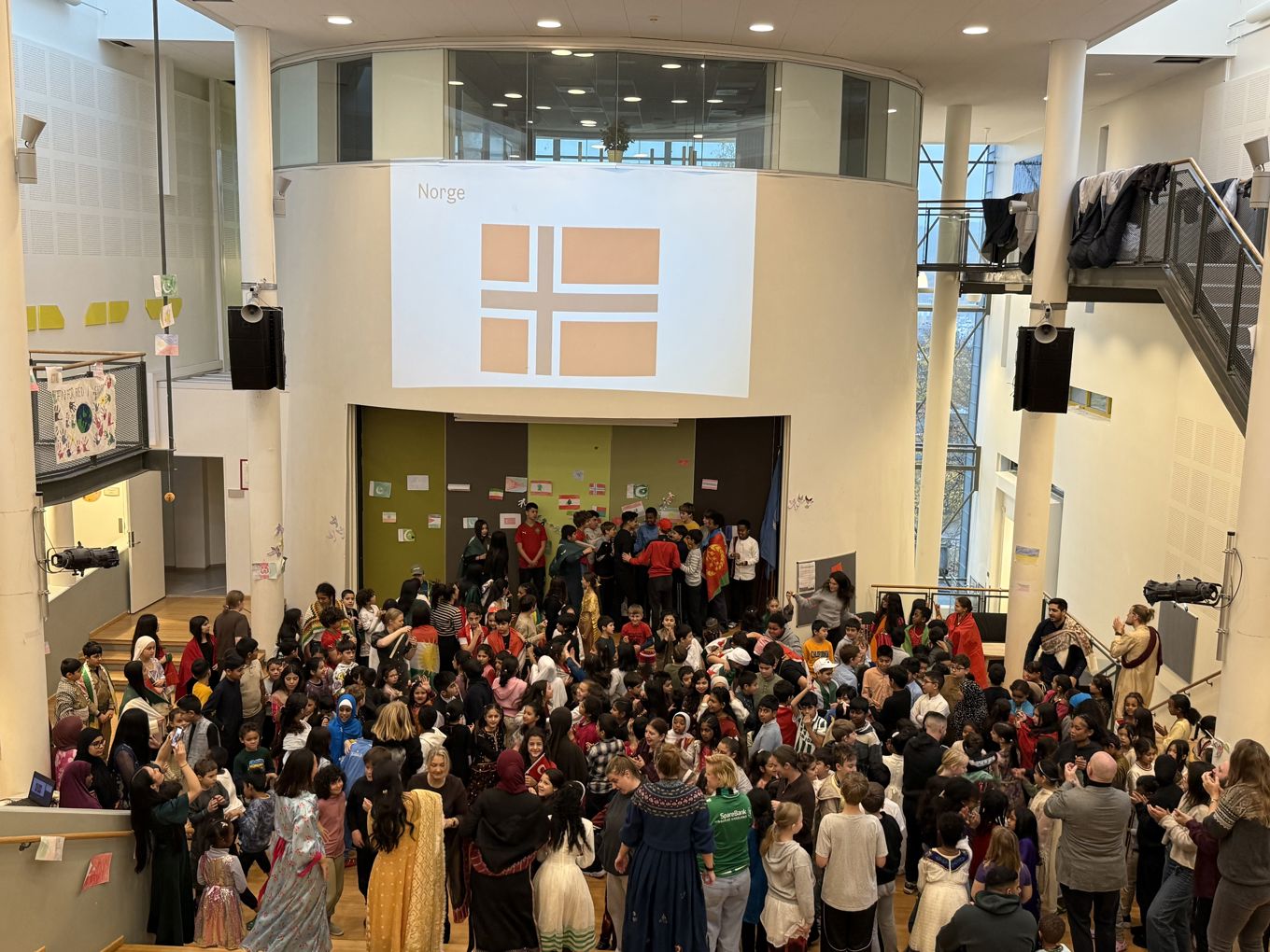 En høy vinkel av personer i et rom