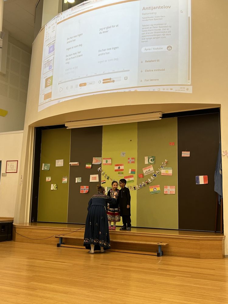 et par personer som står foran en stor tavle