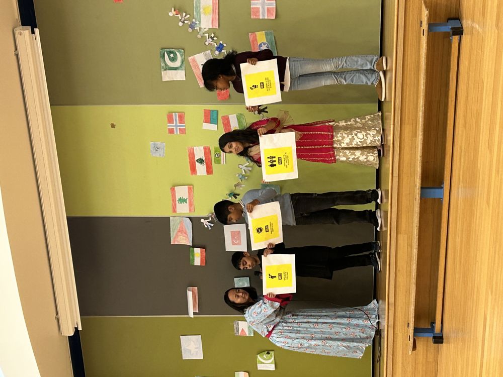 en gruppe personer i et rom