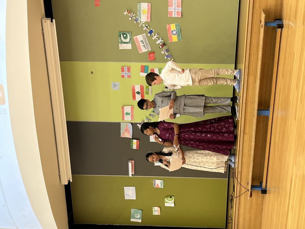 en gruppe personer i et rom