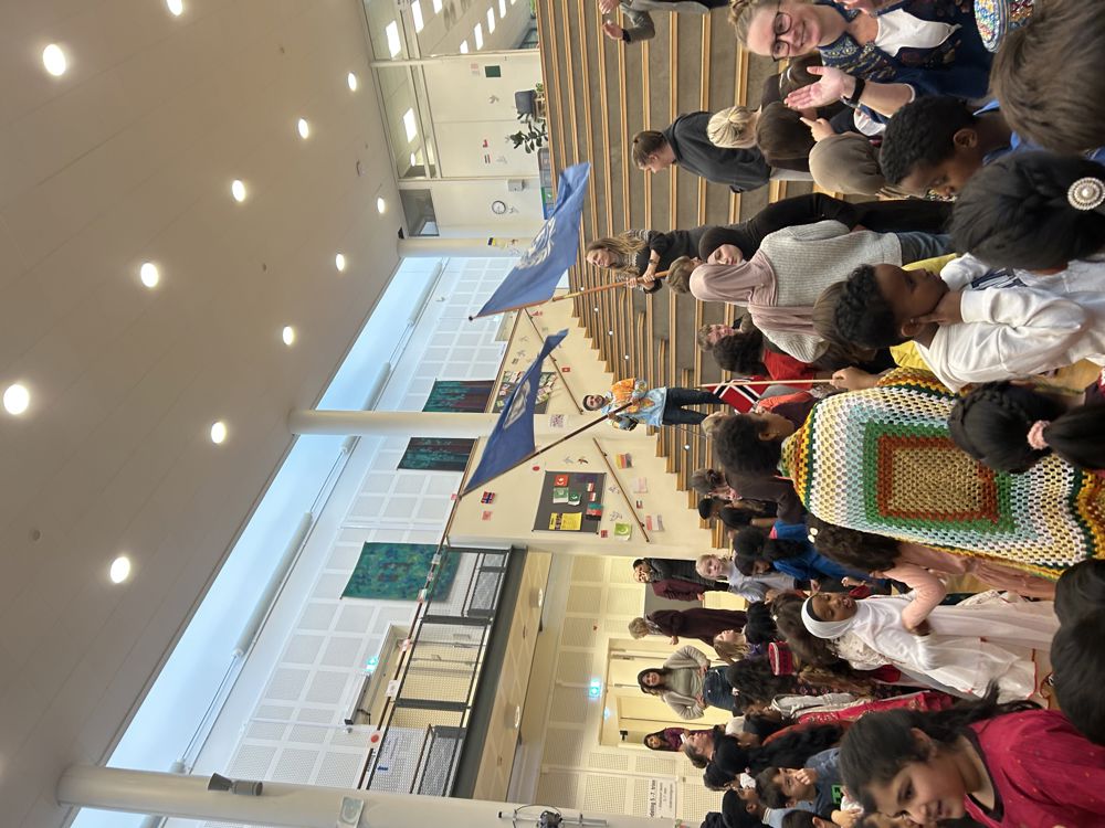 en gruppe personer i et rom