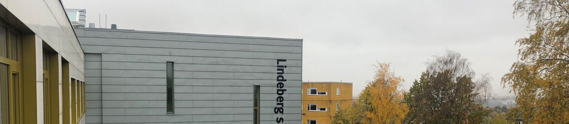 Lindeberg skoles hovedinngang med trær i høstfarger rundt