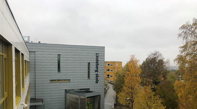 Lindeberg skoles hovedinngang med trær i høstfarger rundt